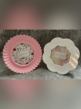 NWT Nicole Miller Pink and White Scalloped Round Decorative Frames